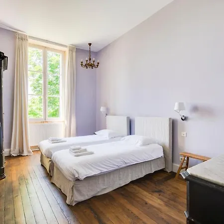 Hébergement de vacances Montignac-le-coq Chateau Sleeps 12 Pool