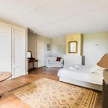 Hébergement de vacances Montignac-le-coq Chateau Sleeps 12 Pool Targon