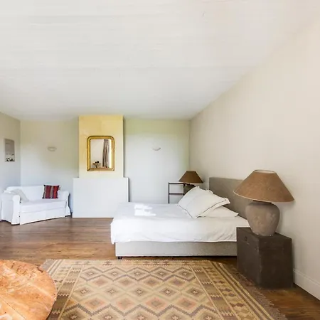 Hébergement de vacances Montignac-le-coq Chateau Sleeps 12 Pool Targon