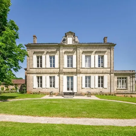 Hébergement de vacances Montignac-le-coq Chateau Sleeps 12 Pool Targon