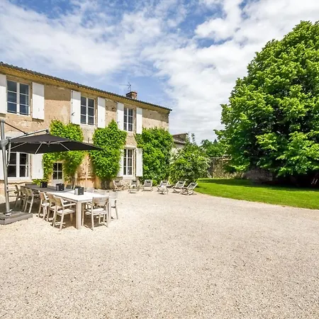 Hébergement de vacances Montignac-le-coq Chateau Sleeps 12 Pool