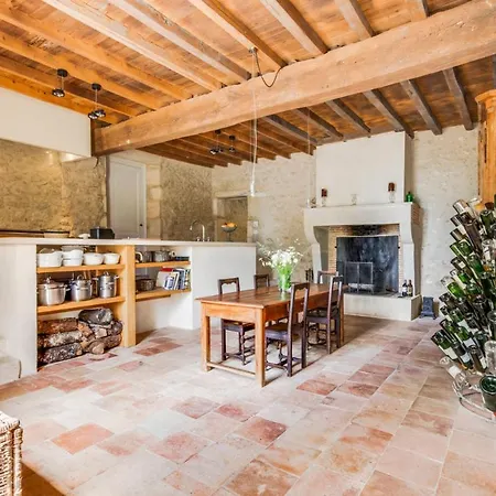Hébergement de vacances Montignac-le-coq Chateau Sleeps 12 Pool *