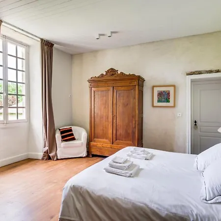 Montignac-le-coq Chateau Sleeps 12 Pool * Targon