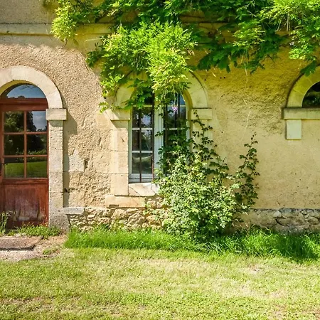 Hébergement de vacances Montignac-le-coq Chateau Sleeps 12 Pool Targon